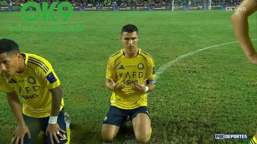 Ronaldo suy sụp, quỳ xuống cầu xin trong trận chung kết (Ảnh: FoxDeportes). Ronaldo suy sụp, quỳ xuống cầu xin trong trận chung kết (Ảnh: FoxDeportes).