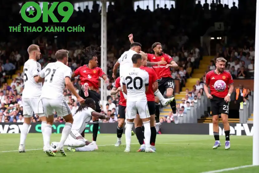 Bassey (ngồi) cho rằng Yoro đã phạm lỗi trước khi bật cao đánh đầu (Ảnh: Evening Standard). Bassey (ngồi) cho rằng Yoro đã phạm lỗi trước khi bật cao đánh đầu (Ảnh: Evening Standard).