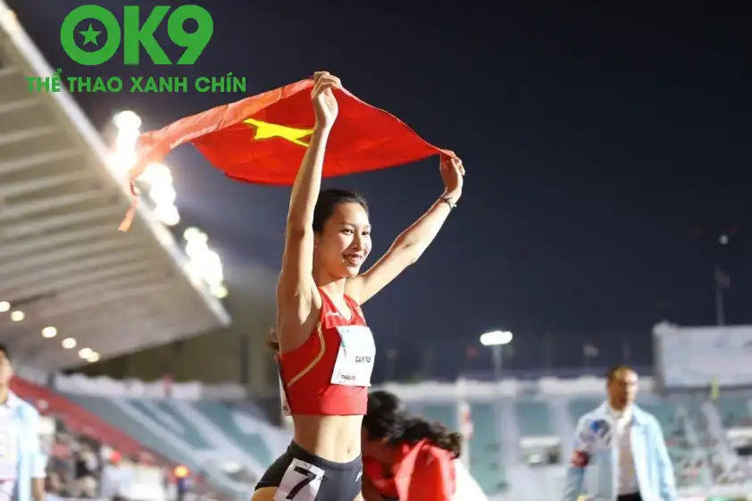 Cẩm Tú ăn mừng cùng quốc kỳ Việt Nam (Ảnh: FBNV).